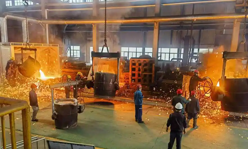 Operação de fundição de ferro – vazamento de metal fundido para peças industriais resistentes ao desgaste
